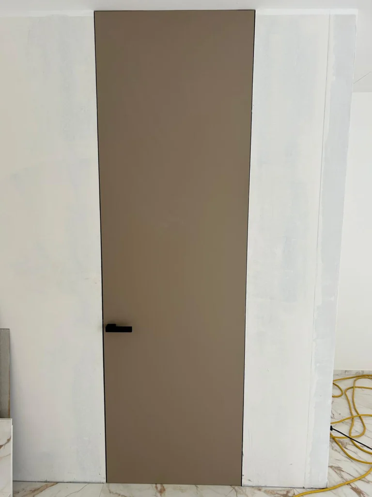 Beige wandbündige Tür ohne sichtbare Zarge im modernen Interior