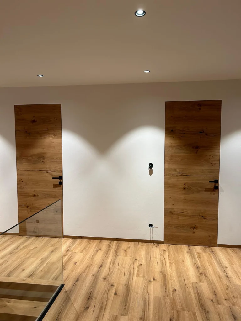 Moderne zargenlose Eiche-Türen im minimalistischen Wohnraum