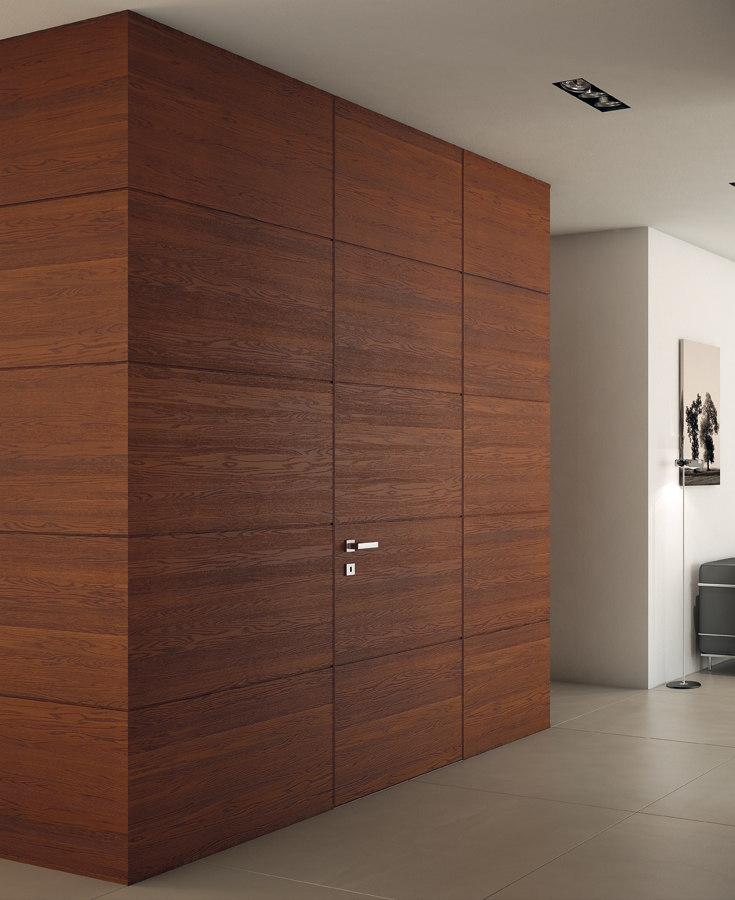 Große wandbündige Holzwand mit zargenlosen Türen im modernen minimalistischen Interior