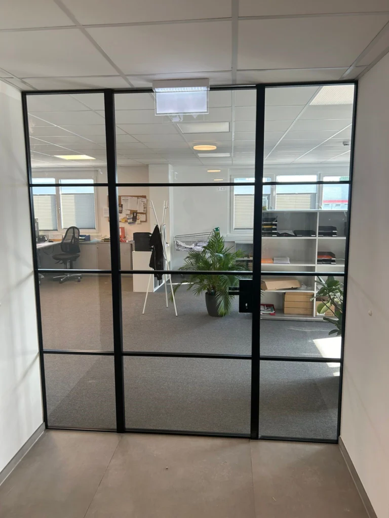 lofttüren mit glas als moderne büro trennwand