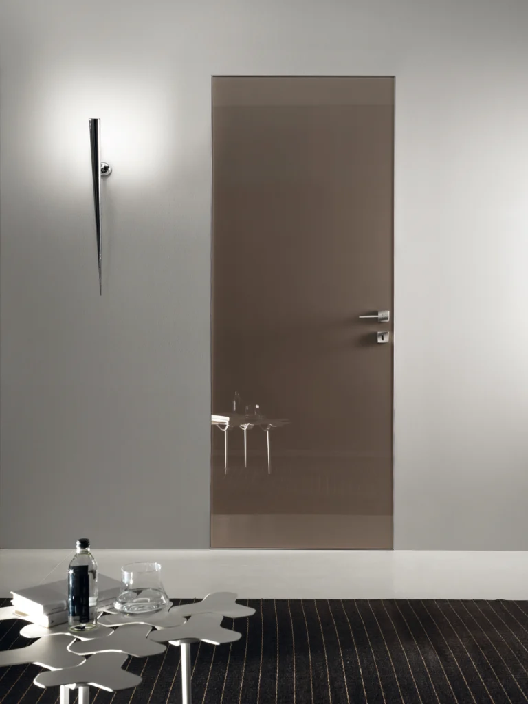 Luxuriöse zargenlose Türen mit wandbündiger Ausführung im modernen exklusiven Wohnraum