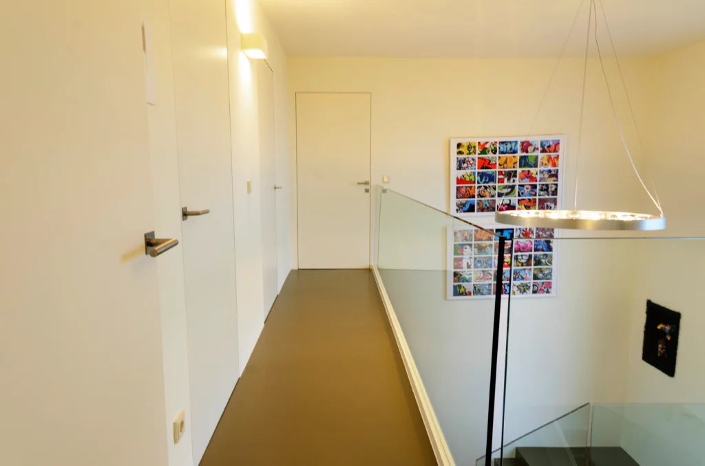 Wandbündige zargenlose Türen im minimalistischen Flur mit moderner Architektur