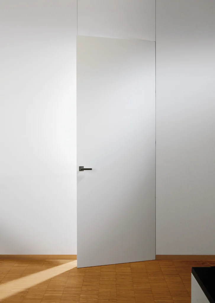 Wandbündige weiße Türen ohne sichtbare Zarge im modernen Wohnraum
