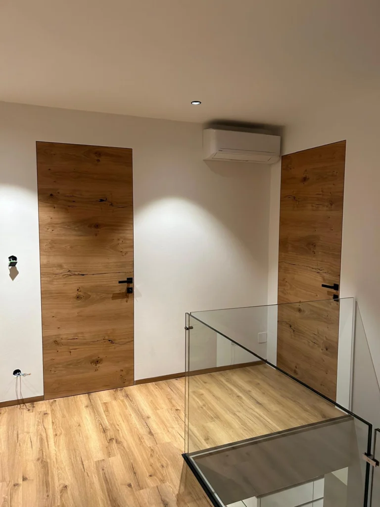 Moderne zargenlose Eiche-Türen im minimalistischen Wohnraum