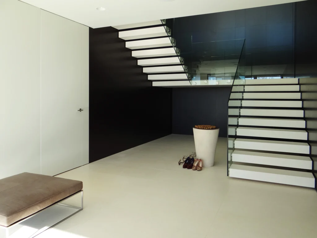 Moderne wandbündige zargenlose Türen im offenen minimalistischen Wohnraum