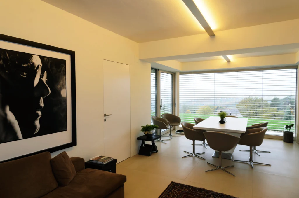 Moderne zargenlose Türen im offenen Wohnkonzept mit minimalistischer Architektur