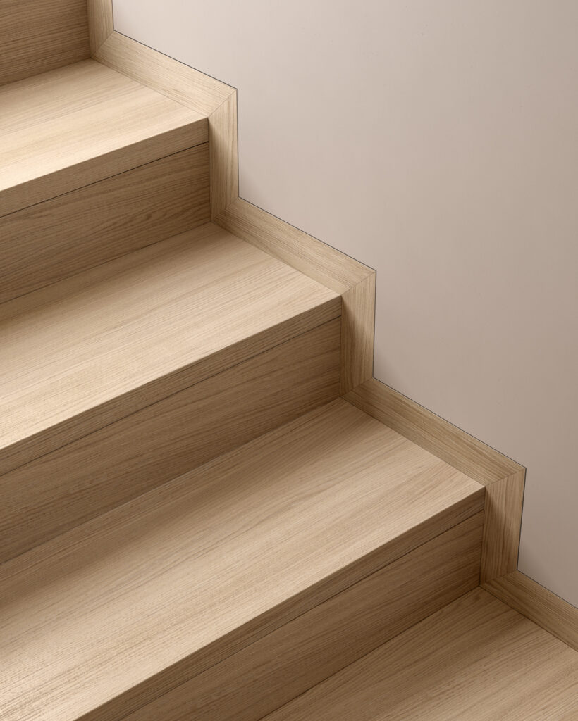 Parkett Treppe Eiche Ice – helle Eichentreppe mit Oberflächenveredelung in Eisweiß