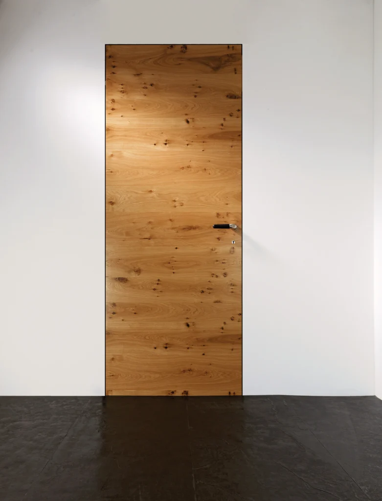 Rustikale wandbündige Eiche-Tür mit natürlicher Holzmaserung im modernen Interior