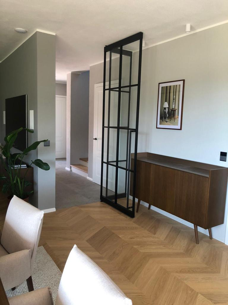 schwarze lofttüren mit glas im wohnraum mit parkettboden