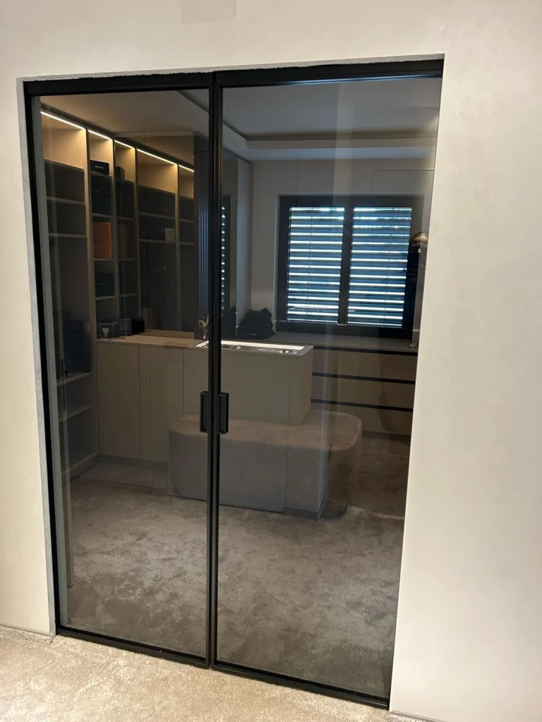 schwarze lofttüren mit dunkelglas für moderne ankleidezimmer