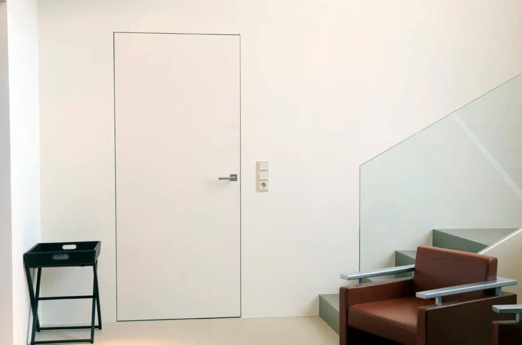 Weiße wandbündige Türen ohne sichtbare Zarge im modernen minimalistischen Interior