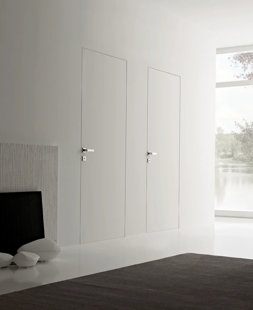 Weiße wandbündige Türen ohne sichtbare Zarge im modernen minimalistischen Wohnraum