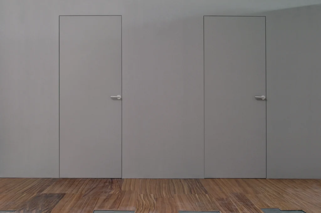 Weiße zargenlose Türen ohne sichtbare Zarge im modernen minimalistischen Wohnraum