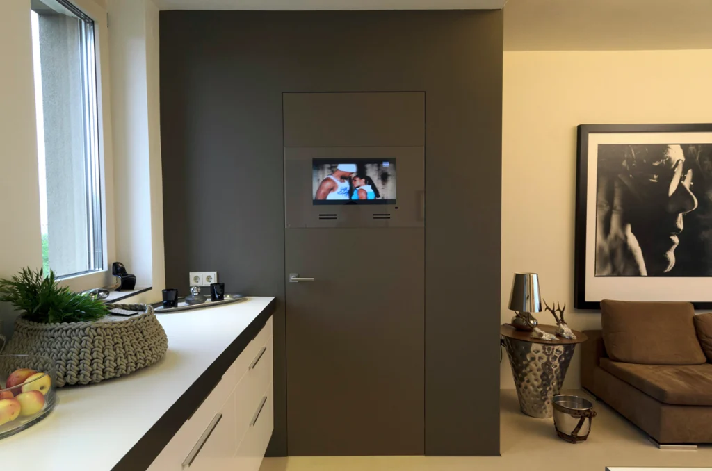 Zargenlose wandbündige Innentüren im modernen minimalistischen Wohnraum